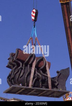 Krane senken eine neue 11-Tonnen-Skulptur auf den leeren Sockel des Londoner Trafalgar Square. Bill Woodrows Bronzeskulptur, unabhängig von der Geschichte genannt, wurde vor seiner offiziellen Enthüllung am 15/3/2000 in Position gebracht. * die Installation umfasst die Sicherung der Skulptur in drei Sektionen, die einen Kopf, ein Buch und einen Baum darstellen. Stockfoto