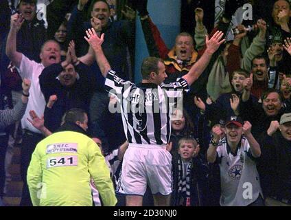 Alan Shearer von Newcastle United feiert seinen Treffer gegen Sheffield am Mittwoch in Hillsborough. Shearer hat beschlossen, nach dem Finale der Euro 2000 aus dem internationalen Fußball auszuscheiden. * der England-Skipper Striker Shearer, 29, gab eine Erklärung heraus, in der es lautete: „nach einer großen Menge von Gedanken habe ich mich entschieden, aus dem internationalen Fußball auszuscheiden. Ich würde gerne bei der EM 2000 spielen und mich dann verbeugen, damit der Manager Zeit hat, die WM 2002 effektiv zu planen. Ich habe sowohl mit Bobby Robson als auch mit Kevin Keegan gesprochen und sie verstehen meine Argumentation.“ Stockfoto