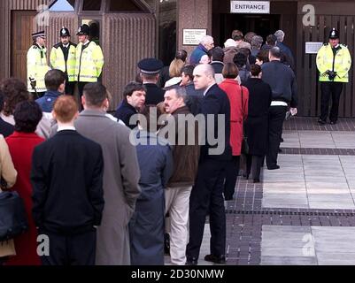 Polizeibeamte erhöhen die Sicherheit vor dem Liverpooler Crown Court, wo der Morismörder Ian Brady auftaucht. Der Kindermörder fordert das Recht auf Tod und wird bei einer viertägigen gerichtlichen Überprüfung in den Kammern des Gerichts vor Herrn Justice Kay Beweise vorlegen. * Es wird Brady sein erster Auftritt vor Gericht seit Mai 1966, als er zusammen mit seiner Geliebten Myra Hindley des Mordes an 10-jährige Lesley Ann Downey und 17-jährige Edward Evans verurteilt wurde. Stockfoto