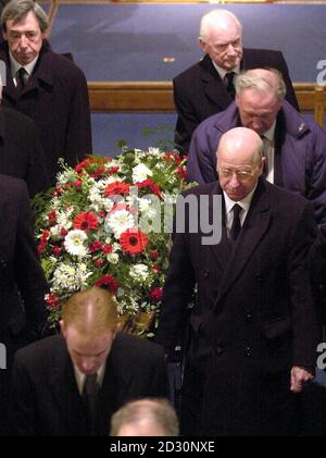 Die ehemaligen Fußballstars Sir Bobby Charlton (im Vordergrund), Nat Lofthouse (in der Mitte), Sir Tom Finney (hinten rechts) und Gordon Banks (hinten links) begleiteten Sir Stanley Matthews' Sarg aus der St. Peter's Church in Stoke und führten die Tribute bei der Beerdigung von Sir Stanley Matthews an. Tausende von Trauernden standen still vor der Kirche des heiligen Petrus, als der Gottesdienst über Lautsprecher an sie weitergeleitet wurde. Stockfoto