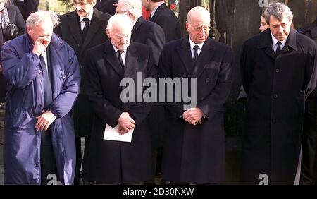 Fußballlegenden (von links nach rechts) Nat Lofthouse, Sir Tom Finney, Sir Bobby Charlton und Gordon Banks vor St. Peter's Kirche in Stoke. Der ehemalige England-Volltrecker Jimmy Armfield leitete die Tribute bei der Beerdigung von Sir Stanley Matthews in Stoke. * Tausende Trauernde standen still vor der St. Peter Kirche, als der Gottesdienst über Lautsprecher an sie weitergeleitet wurde. Stockfoto