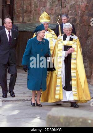 Die Königin und Prinz Philip, auf den Ruinen der alten Kathedrale von Coventry während eines Tages der Erinnerung für diejenigen, die an der Heimatfront während des Zweiten Weltkriegs gearbeitet. Stockfoto