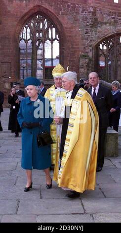 Die Königin und Prinz Philip, auf den Ruinen der alten Kathedrale von Coventry während eines Tages der Erinnerung für diejenigen, die an der Heimatfront während des Zweiten Weltkriegs gearbeitet. Stockfoto