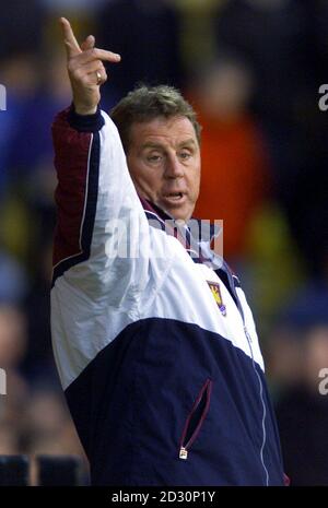 Dieses Bild kann nur im redaktionellen Kontext verwendet werden.West Ham United Manager Harry Redknapp zeigt seinem Team den Weg zu einem 2-1-Sieg über Watford während des FA Premiership Spiels in der Vicarage Road, Watford. * 09/05/01 West Ham United Manager Harry Redknapp, der Firma mit der Premiership Seite nach fast sieben Jahren in der Arbeit, nach dem Verein offizielle Website getrennt hat. 20/6/01: Portsmouth haben eine Pressekonferenz für morgen Morgen nach Harry Redknapp bestätigt, dass er daran interessiert war, der First Division Club s Direktor des Fußballs. Stockfoto