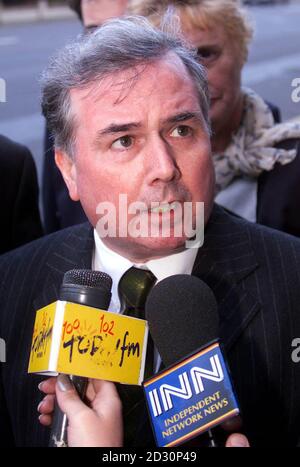 Sean Neeson, Vorsitzender der Northern Ireland Alliance Party in Dublin, zu Gesprächen mit dem irischen Außenminister Brian Cowen über den Friedensprozess. Stockfoto