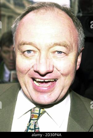 Ken Livingstone läuft an Piccadilly in London entlang, umgeben von den Medien, nachdem er erklärt hat, dass er als unabhängiger Kandidat im Rennen um den Londoner Bürgermeister stehen soll. Livingstone löste eine Bombardierung der Verurteilung und Kritik von hochrangigen Parteifiguren aus. * unter der Leitung des Premierministers. Die Ankündigung des ehemaligen GLC-Führers wird schließlich seinen Ausschluss aus der Labour Party provozieren. Stockfoto