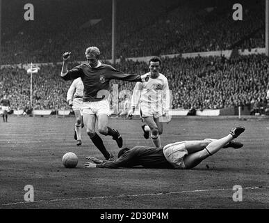 Denis Law im Einsatz für Manchester United gegen Leicester City während des FA Cup Finales 1963 im Wembley Stadium, London. Endergebnis 3 -1 zu United. Stockfoto