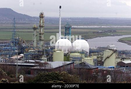 Ein Teil der ICI Chemical Works in Runcorn, Cheshire, nach einem chemischen Leck, das ca. 18 Tonnen Chlorwasserstoff in die Atmosphäre freigab. * fünf Sprinklerpumpen wurden sofort an den Einsatzort geschickt, während sieben weitere Besatzungen und eine Spezialeinheit von einer nahe gelegenen Stützstelle aus gegen den Wind des Unfalls eingesetzt wurden. Die Polizei sperrte Straßen um die Anlage herum und warnte die Menschen, drinnen zu bleiben. Stockfoto