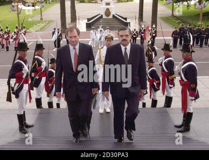 Verteidigungsminister Geoff Hoon (rechts) trifft den argentinischen Verteidigungsminister Lopez Murphy im Edificio Libertador in Buenos Aires. Herr Hoon hofft, während seines Besuchs die diplomatischen Beziehungen zu Argentinien zu stärken. Stockfoto