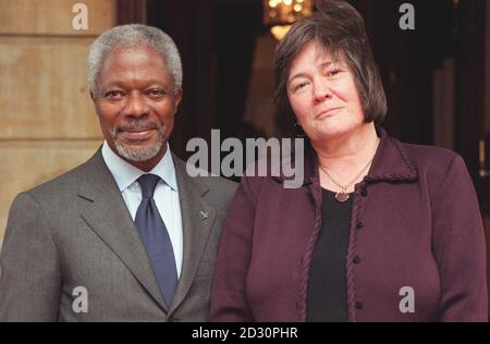 Die Sekretärin der internationalen Entwicklung, Clare Short, mit dem Generalsekretär der Vereinten Nationen, Kofi Annan, vor dem Lancaster House im Zentrum von London, wo sie sich zu weitreichenden Diskussionen trafen, einschließlich der aktuellen Krise in Mosambik. * Bibliotheksdatei vom 14/03/2000 des Generalsekretärs der Vereinten Nationen, Kofi Annan, vor dem Lancaster House im Zentrum von London. UN-Generalsekretär Kofi Annan sollte am Dienstag, den 19. Juni 2001, einen Vortrag über Demokratie an der Universität Oxford halten. Herr Annan, der sich auf einem dreitägigen Besuch in Großbritannien befindet, sollte die jährliche Cyril Foster Lecture 2001 der Universität am WH halten Stockfoto