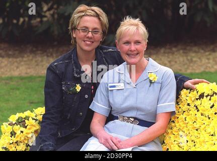 Spice Girl Melanie C auf dem Belgrave Square in London, mit Marie Curie Nurse of the Year Julieann Carter. Die Sängerin nahm an einer Fotocall Teil, um die Öffentlichkeit zum Tragen eines Narzissen zu drängen, am Marie Curie Daffodil Tag am 18. März 2000. * die Wohltätigkeitsorganisation hofft, während der Kampagne 3 Millionen zu sammeln, um die 5,000 starken nationalen Pflegedienste, zehn Hospizdienste und Forschungsarbeiten zu finanzieren. Stockfoto