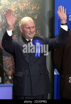 Konservativer John Scott feiert seinen Sieg, da das Ergebnis für die Ayr Nachwahl im Citadel Leisure Center in Ayr bekannt gegeben wird. Stockfoto