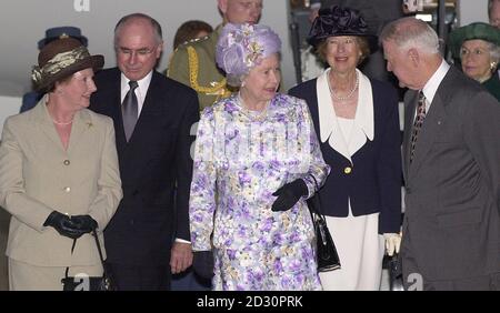 Königin Elizabeth II. Spricht mit dem Generalgouverneur von Australien, Sir William Deane, und seiner Frau, als sie zu Beginn ihres Besuchs in RAF Fairbairn, Canberra, eintrifft. Ebenfalls in der Begrüßungsfeier waren der Premierminister John Howard (zweite Linke) und seine Frau. *Es ist der erste Besuch der Königin, seit die Australier für die Monarchie gestimmt haben. Stockfoto