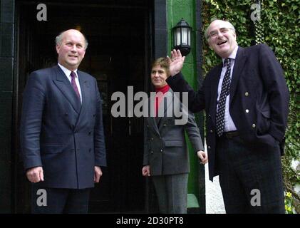 Der Gewinner der Ayr-Nachwahl, Konservativer Kandidat John Scott (links), und seine Frau Charity feiern seinen Sieg mit David McLetchie bei einer Pressekonferenz in Ayr. Stockfoto