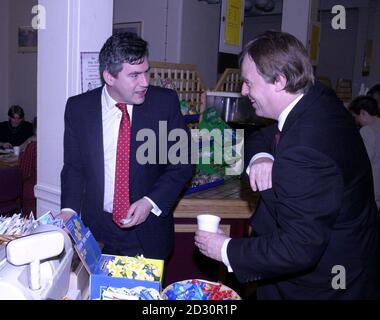 Kanzler Gordon Brown leiht sich 5 von Andrew Smith, dem Chefsekretär des Finanzministeriums, als er an der Kasse in der Londoner Finanzkantine ankommt, um sein Frühstück vor seinem vierten Budget zu bezahlen. Stockfoto