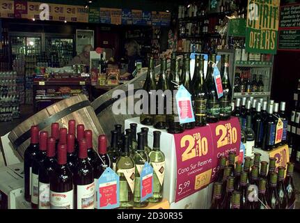 An dem Tag, an dem der britische Bundeskanzler Gordon Brown in seinem Haushalt bekannt gab, dass die Zölle auf alle Spirituosen eingefroren wurden, Bier um 1 Cent pro Pint und Wein um 4 Cent pro Flasche. * 02/7/02: Alle im Vereinigten Königreich verkauften alkoholischen Getränke sollten angeben, wie viele Einheiten sie enthalten, und Warnungen über ihre potenziellen Gefahren anzeigen, wurde den Ärzten mitgeteilt.die British Medical Association diskutierte auf ihrer Jahresrepräsentantenversammlung in Harrogate über Alkohol und Drogen. Dr. Eddie Coyle, Vorsitzender des Gesundheitsausschusses der BMA, schlug heute einen Mot vor Stockfoto