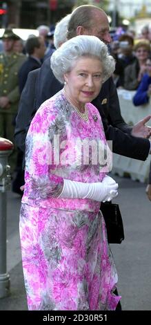 Die Queen kommt im Immigration Museum in Melbourne an. Sie ist auf einer 16-tägigen Tour durch Australien. Ihre Majestät enthüllte bei einem offiziellen Mittagessen in Melbourne den geheimen Wunsch, Australiens Top-Pferderennen, den Melbourne Cup, zu gewinnen. Stockfoto