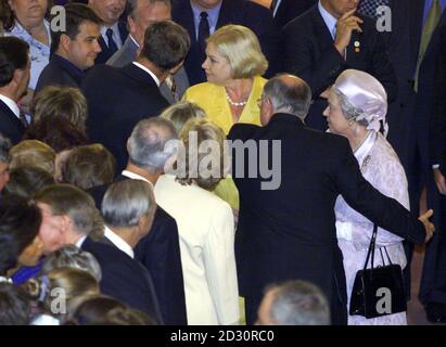 Der australische Premierminister John Howard gibt Königin Elizabeth II bei einem offiziellen Empfang im australischen Parlament die Hand. Der ehemalige Premierminister Paul Keating wurde kritisiert, dass er bei ihrem letzten Besuch in Australien 1992 seinen Arm um die Königin legte. Stockfoto