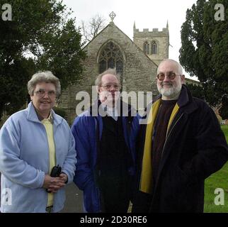 Die Kirchenwächter Carole Evans und John Martin mit dem Vikar Rev. Keith Harrison (Mitte) der Pfarrkirche St. John the Baptist in Warwickshire, als ein Richter am Obersten Gerichtshof ein Gesetz aus dem Jahr 1932 bestätigte, das ein Paar Grundbesitzer aus Warwickshire dazu zwang, kostspielige Reparaturen zu bezahlen. * ...von mehr als 95,000 bis zum Chor der alten Pfarrkirche. Andrew und Gail Wallbank, die in Carno, Powys, eine Schaffarm haben, hatten ihre Verpflichtung zur Zahlung der Summe und der Zinsen, die gemäß dem Chancel Repairs Act 1932 verhängt wurden, angefochten. 17/5/2001: Grundbesitzer Andrew Wallbank, der mit seiner Frau Gail eine Berufung beim High Court in gewonnen hat Stockfoto