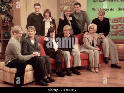 Boyband Westlife, die im Rahmen einer Mother's Day Surprise mit ihren Müttern auf GMTV wiedervereint wurden. *(L-R) Mairead McFadden mit Bryan, Patricia Egan mit Kian, May Filan mit Shane, Marie Feehily mit Mark und Yvonne Byrne mit Nicky. Stockfoto