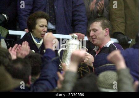 Die Prinzessin Royal, Patron der Scottsh Rugby Union, überreicht den Kalkutta Cup an den schottischen Kapitän Andy Nicol beim Scotland gegen England Six Nations Championship Match in Murrayfield in Edinburgh. Stockfoto