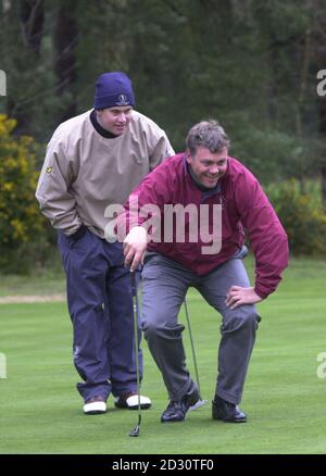 Lee Westwood (links) und Darren Clarke stehen während des Seve Ballesteros Trophy 2000 Golf Tournament in Sunningdale einen Putt auf dem 3. Green an. Stockfoto