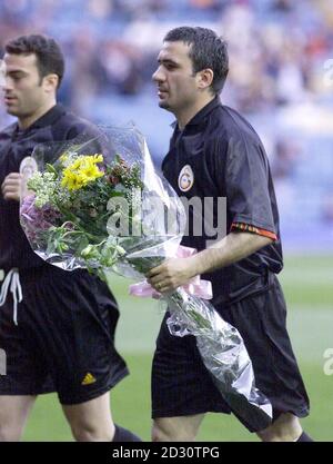 Gheorghe Hagi trägt Blumen auf dem Elland Road Pitch vor dem UEFA-Cup-Fußballspiel zwischen Leeds und Galatasaray. Stockfoto