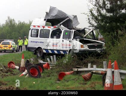 Die Szene eines Minibus-Crashs, an der Ardleigh-Kreuzung in der Nähe von Colchester, Essex, wo die A12 auf die A120 Clacton-Straße trifft. Eine Frau wurde getötet und mehrere Kinder waren schockiert und schwer erschüttert. * der Bus, der sie auf einen Tagesausflug an die Küste, umgedreht, während scheinbar Verhandlungen über eine scharfe Ecke. Es wurde angenommen, dass keine anderen Fahrzeuge beteiligt gewesen wären. S Stockfoto