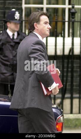 Der Minister für Nordirland Peter Mandelson, trifft auf 10 Downing St, für Gespräche über Ulster. Der Premierminister Tony Blair und der irische Premierminister Bertie Ahern veranstalten Gespräche, um dem angesponnenen Friedensprozess in Nordirland neues Leben einzuhauchen. Stockfoto