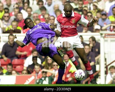 Der Arsenal-Spieler Patrick Vieira (R) kämpft mit Mario Melchiot aus Chelsea während des Fußballspiels der FA Premiership im Highbury Stadium im Norden Londons. Stockfoto