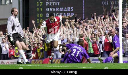 Dieses Bild kann nur im Kontext einer redaktionellen Funktion verwendet werden. Thierry Henry von Arsenal (2. Links) feiert sein Tor gegen Chelsea, wie (L-R) Ed de Goey, Bernard Lambourde und Frank Leboeuf in ihrem Fußballspiel FA Premiership in Highbury sehen. Stockfoto