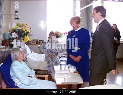 S.H. Duke of York, Patron des Royal Free Hampstead NHS Trust Hospital, bei einem Besuch der McIlroy Gynäkologieabteilung, um den Beitrag zu würdigen, den Wohltätigkeitsorganisationen für das Krankenhaus leisten, um Gelder für spezielle Projekte zu sammeln. * der Herzog traf sich mit Margaret Elster (im Stuhl) und Brenda Cox (im Bett sitzend) mit Schwester Sheila Morana. Stockfoto