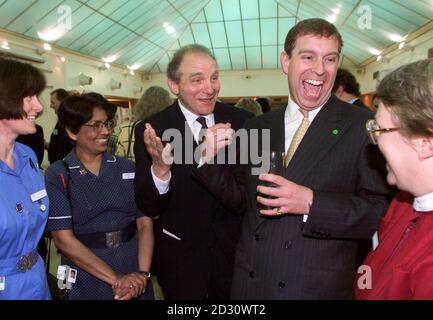 S.H. Duke of York, Patron des Royal Free Hampstead NHS Trust Hospital, bei einem Besuch, um den Beitrag zu würdigen, den Wohltätigkeitsorganisationen für das Krankenhaus leisten, um Gelder für besondere Projekte zu sammeln. * der Herzog traf sich mit (links-rechts) Krankenschwester Linda Randall, Schwester Yvonne Jaskaran, Vorsitzender von Trust John Carrier und Barbara Richards Krankenschwester. Stockfoto