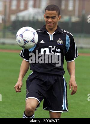 Der englische und Newcastle United Fußballspieler Kieron Dyer zeigt seine Ballkünste und auch den neuen Newcastle Auswärtstrip, gesponsert von der Kabelgesellschaft NTL, auf ihrem Trainingsgelände in der Chester-le-Street. Stockfoto