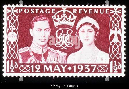 Ein Bild einer zuvor ausgegebenen Briefmarke mit der Königin Mutter und König Georg VI. Briefmarken mit vier Generationen der königlichen Familie werden ausgegeben, um den 100. Geburtstag der Königin Mutter zu gedenken. * die Royal Mail produziert ein Miniaturblatt von vier 27p-Marken mit Portraits der Queen Mother, der Queen, des Prince of Wales und Prince William, die in einer größeren Gruppenaufnahme aufgenommen wurden. Stockfoto