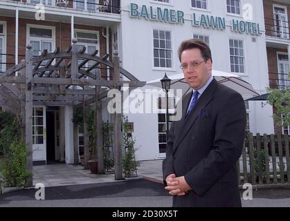 Chris Wilson, General Manager und Partner des Balmer Lawn Hotels in Brockenhurst, im New Forest, wo die Bahnhofsbosse angeblich ein boozy 'bonding' Wochenende verbrachten, spät abends im Pool schwimmen und kostenlose Aufenthalte nach schlechtem Service im Restaurant forderten. * Ihr Aufenthalt fiel mit der Eröffnung der Untersuchung zum Paddington Crash zusammen. Einer der Railtrack-Manager, Paul White, wurde seitdem von der Firma suspendiert. Stockfoto