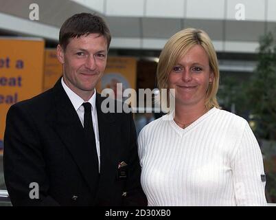 Kapitän Nick Davies und Stewardess Jane Aston, die Teil der Crew an Bord des Flugzeugs waren, das gestern Abend eine Notlandung am Flughafen Liverpool machte. Das Flugzeug von British Airways umrundete den Flughafen für mehr als zwei Stunden vor der Notlandung, alle 44 Passagiere und vier Besatzungsmitglieder flohen sicher aus dem in Belfast gebundenen Flug. Siehe PA Story. **EDI** PA Foto: Phil Noble. Stockfoto