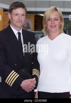 Kapitän Nick Davies und Stewardess Jane Aston, die Teil der Crew an Bord des Flugzeugs waren, das eine Notlandung am Flughafen Liverpool machte. Das Flugzeug von British Airways umrundete den Flughafen für mehr als zwei Stunden, bevor es die Notlandung machte. * Alle 44 Passagiere und vier Besatzungsmitglieder flohen sicher aus dem Flug nach Belfast. 8/3/01: Die britische Flugcrew hat es geschafft, trotz eines ernsten Fahrgestellproblems eine Notlandung ihres 44-Personen-Flugzeugs sicher durchzuführen, wie ein Unfallbericht ergab. Die ATP-Maschine der British Regional Airlines wurde von den Rettungsdiensten angeflogen Stockfoto