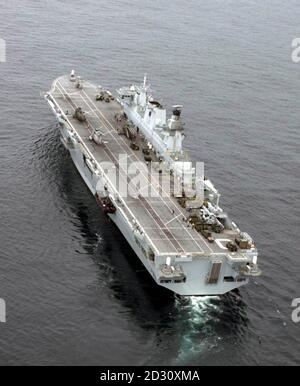 Die HMS Ocean segelt vor Freetown, Sierra Leone, wo rund 700 Marineinfanteristen an Bord sind. 28/10/00: Großbritannien bereitet sich auf die Entsendung einer neuen Task Force nach Sierra Leone vor, um die Friedenstruppe der Vereinten Nationen im westafrikanischen Land zu unterstützen. * der Hubschrauberträger wird voraussichtlich am 30/10/00 vom Verteidigungsminister Geoff Hoon zurück in die Region bestellt. An Bord werden rund 500 Soldaten von 42 Royal Marine Commando sein und HMS Ocean wird voraussichtlich von zwei weiteren Kriegsschiffen und Hilfsschiffen begleitet werden. Die Task-Force - die amphibious Ready Group - ist derzeit an Übungen im Mittelmeer und Stockfoto