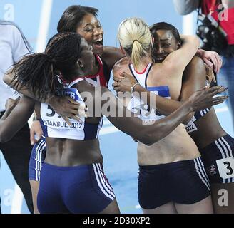 Die britische 4x400-m-Staffel Shana Cox (zweite links), Nicola Sanders (zweite rechts), Christine Ohuruogu (links) und Perri Shakes-Drayton (rechts) feiern den Goldsieg während der IAAF-Hallenweltmeisterschaften in der Atakoy Athletics Arena, Istanbul, Türkei. Stockfoto