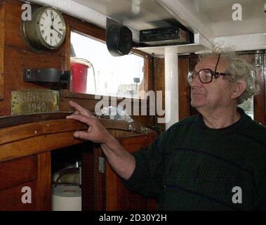 Ron Ellwood sieht sich eine 'Dunkirk'-Tafel an Bord der Bou Saada an, eines der 'kleinen Schiffe', die 1933 in Burnham auf Crouch, Essex, gebaut wurde. Es ist eines der Dunkirk Evakuierungsboote, die in Dover auf die Reise nach Frankreich warten, rechtzeitig für eine Gedenkreise. * ...anlässlich der massiven Evakuierung der alliierten Truppen aus dem Hafen von Dünkirchen im Mai und Juni 1940. Insgesamt 338,000 britische und alliierte Truppen wurden von 222 Marineschiffen und 800 zivilen Schiffen aller Formen und Größen vom Ufer gerettet, nachdem sie fast vollständig von Hitlers Armeen umzingelt wurden. Stockfoto