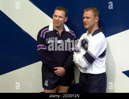 Der Kapitän der schottischen Rugby-Union Andy Nicol (links) und Duncan Hodge präsentieren das neue Rugby-Trikot im Murrayfield-Stadion in Edinburgh, bevor sie mit den Barbaren an den Ball gehen. Stockfoto