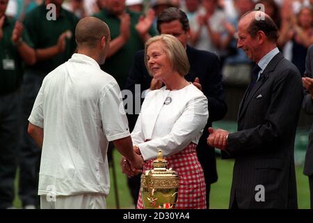 KEIN KOMMERZIELLER GEBRAUCH: Andre Agassi (l) aus den USA wurde von der Herzogin von Kent gratuliert, nachdem sie die Herren-Singles-Zweiter-Platte vom Duke of Kent (r) erhalten hatte, nachdem sie bei der Wimbleddon-Tennisturnier 1999 gegen den amerikanischen Kollegen Pete Sampras verloren hatte. Stockfoto