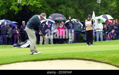 Der nordirische Darren Clarke platzt auf dem 3. Green, während seiner zweiten Runde der English Open im Forest of Arden Golf Club, Meriden Stockfoto