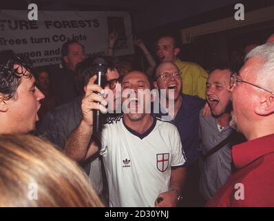 Schauspieler und Musiker Keith Allen, Mitte, von der Band Fat Les, feiert die England Euro 2000 Hymne, Jerusalem, von der Band nach ihrer inoffiziellen WM-Hymne, Vindaloo, bei einer Party im Groucho Club, London. * das Fat Les-Team wird mit zukünftigen Wäldern zusammenarbeiten, um Wälder im ganzen Land zu Pflanzen, um Kohlendioxid aus der Herstellung der Jerusalem CD zu absorbieren und es in Sauerstoff zu verwandeln, sagte die Band. Stockfoto