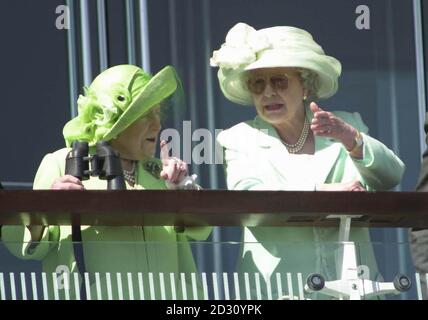 Queen Elizabeth II (rechts) und die Queen Mother beobachten das Derby in Epsom. * 30/3/02: Die Queen Mother ist friedlich in ihrem Schlaf in der Royal Lodge, Windsor, gestorben, teilte Buckingham Palace mit. Stockfoto