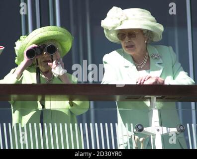 Queen Elizabeth II (rechts) und die Queen Mother beobachten das Derby in Epsom. Stockfoto