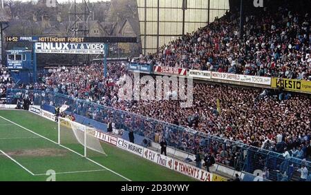 Dieses Bild darf nur im Zusammenhang mit dem Gerichtsverfahren in Hillsborough verwendet werden. Filer of North Stand Ecke von West Stand Terraces und South Stand bei 2:52pm des Hillsborough-Stadions von Sheffield Wednesday während des Halbfinales des FA Cup am 15/04/1989. * ... der Jury vor dem Leeds Crown Court bei einer Privatanklagebehörde der Hillsborough Family Support Group vorgeführt. Matchkommandant Oberaufseher David Duckenfield und Superintendent Bernard Murray leugnen das Totschlag von zwei der Opfer der Katastrophe beim Halbfinale des FA Cup zwischen Liverpool und Nottingham Forest in Sheffield We Stockfoto