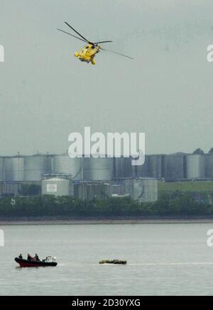 Die Suche nach Überlebenden eines leichten Flugzeugs mit vier Personen, die in den Fluss Mersey abgestürzt sind und mindestens zwei an Bord töteten, wird fortgesetzt. Das einmotorige Flugzeug, das auf sein Dach kippte, trug Sanitäter und einen Patienten aus einem Krankenhaus. *... in der Isle of man sank nach einem Absturz im Fluss in der Nähe des Flughafens Liverpool in Speke. Siehe PA Story AIR Crash. PA Foto: Phil Noble. Stockfoto