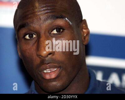 Dieses Bild kann nur im Rahmen einer redaktionellen Funktion verwendet werden. Das Zentrum Englands steht Sol Campbell während einer Pressekonferenz im England Trainingslager in Spa, Belgien, zur Seite. England steht Deutschland beim nächsten EM 2000-Spiel gegenüber. 15/06/01 Tottenham-Häupter werden am Freitag neue Vertragsgespräche mit Sol Campbell führen, trotz Berichten, dass Barcelona einen fünf-Jahres-Vertrag mit dem England-Verteidiger vereinbart hatte. Campbell, 26, ist diesen Sommer kostenlos verfügbar und wurde mit einer Vielzahl von Top-Clubs im in- und Ausland verbunden, darunter die Londoner Rivalen Arsenal und Chelsea. * 24/08/00 England c Stockfoto